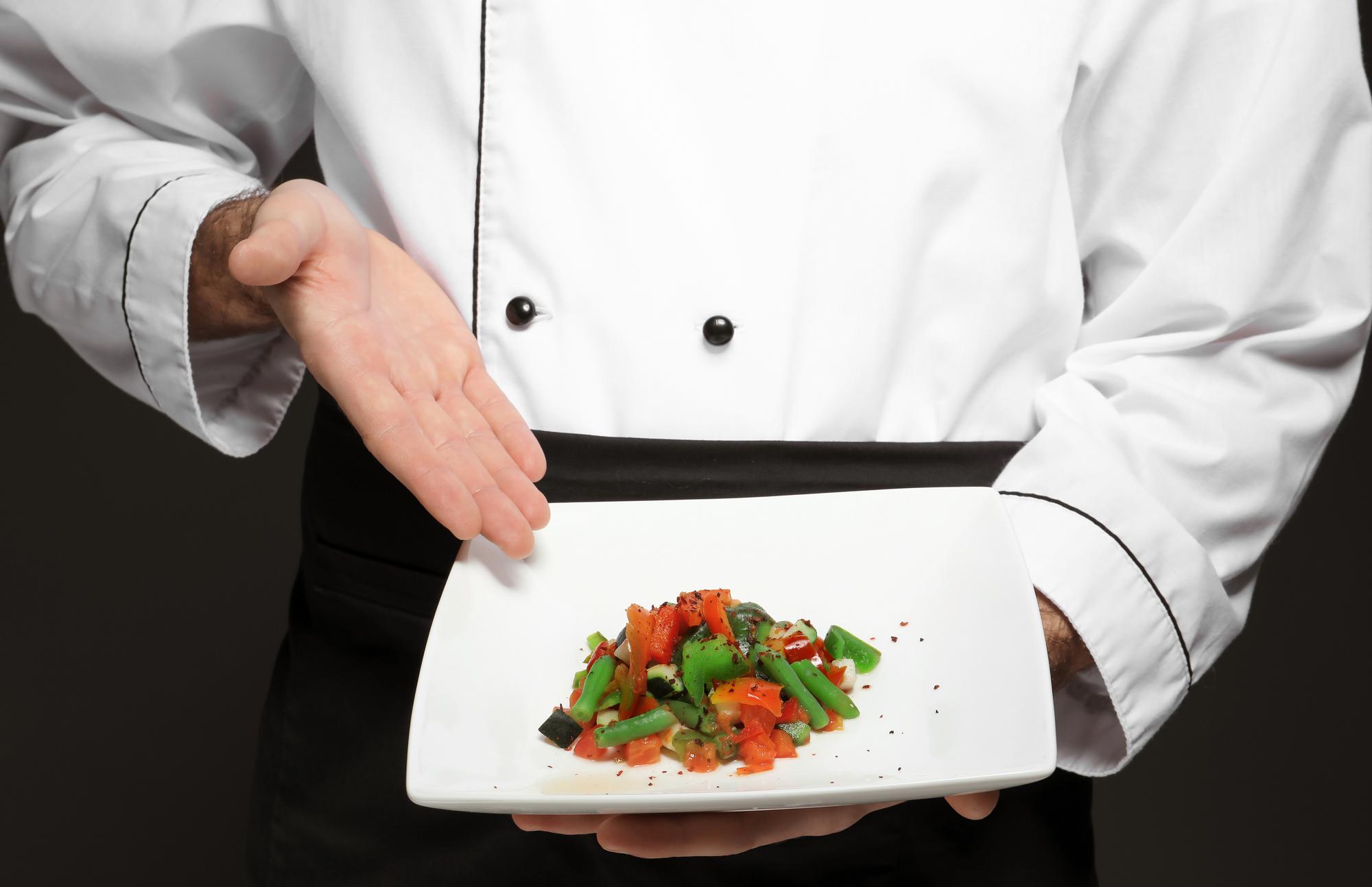 Chef elegante che prepara un piatto gourmet